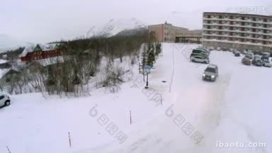 汽车从酒店的停车场开出来，驶向通往山区的道路，拍摄的就是利用